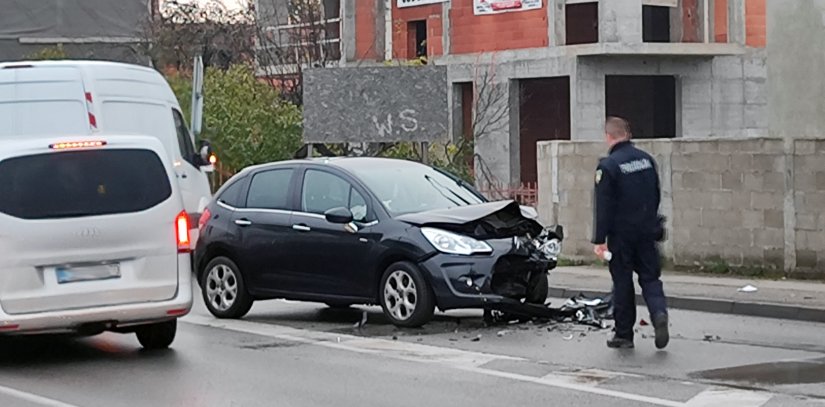 FOTO Prometna nesreća kod KTC-a, sudarila se dva automobila