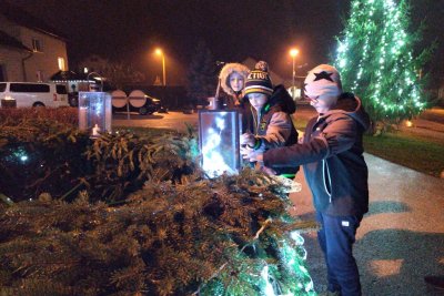 FOTO DONJA VOĆA Mališani izrađivali božićne ukrase i čestitke te zapalili drugu svijeću na adventskom vijencu