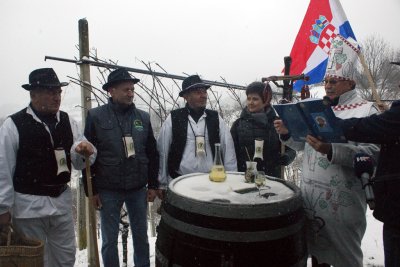 FOTO Vincekovo i u Valpovcu: trsi okićeni kobasicama i špekom, a onda i dobro zalijani!