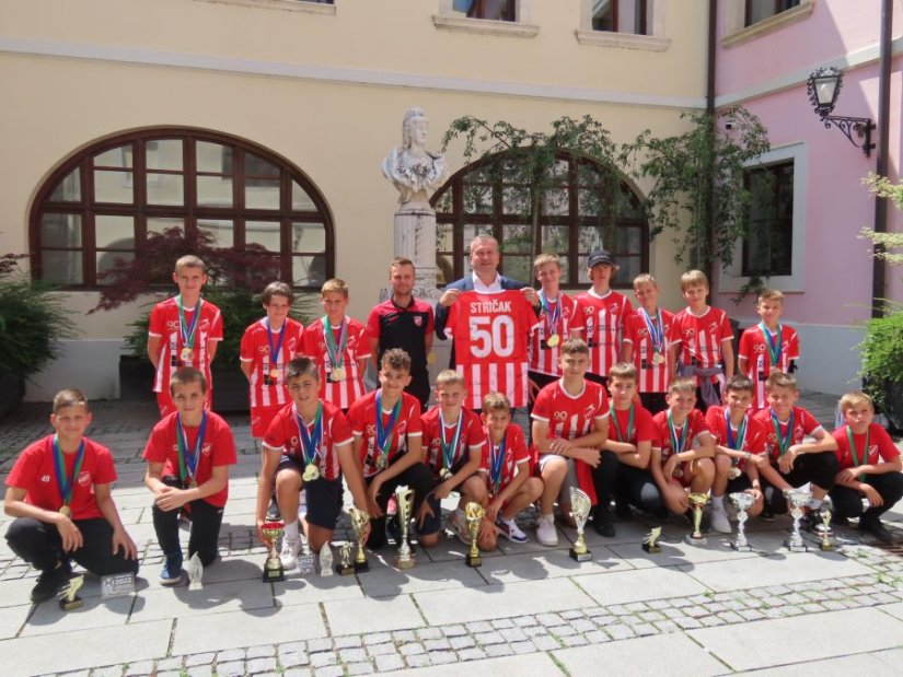 Selekcija NK Sloboda Varaždin (U-13) na prijemu kod varaždinskog župana Anđelka Stričaka