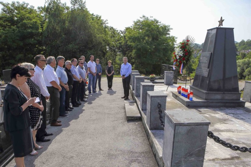 IVANEC Položeno cvijeće na spomen obilježja antifašističkim borcima