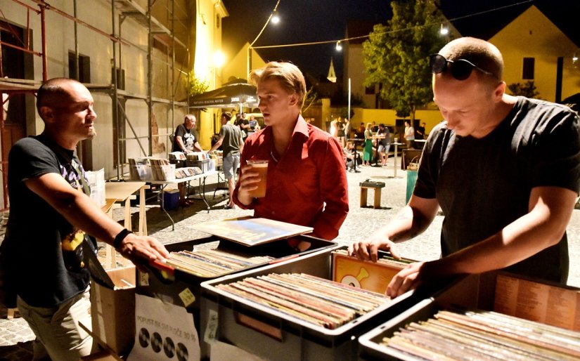 FOTO Pogledajte kako je bilo na Retro vinyl summer partyju koji se prvi puta održao na Habdelićevom trgu