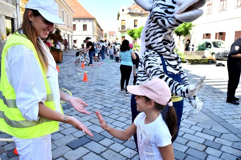 FOTO Na Franjevačkom trgu održana tradicionalna akcija &quot;Sigurno u školu&quot;