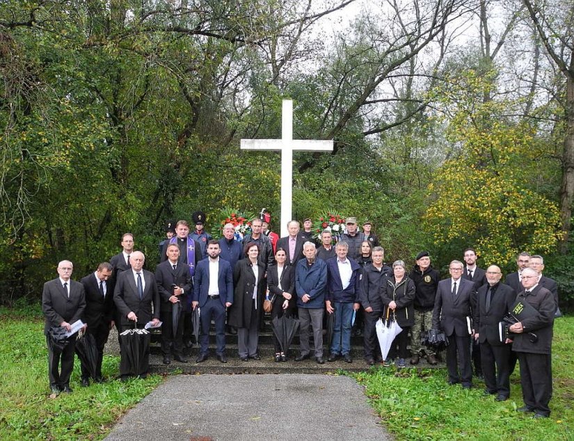 DRAVSKA ŠUMA Položeni vijenci i upaljene svijeće u spomen poratnim žrtvama