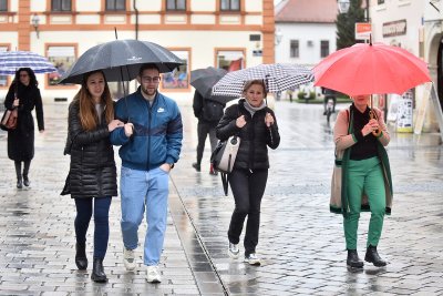 Prijepodne većinom oblačno s kišom, ponegdje mogući i obilniji pljuskovi