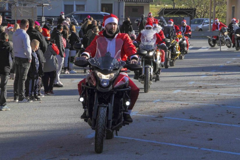 IVANEC Mnoštvo djece i roditelja dočekalo motomrazove s brdom darova