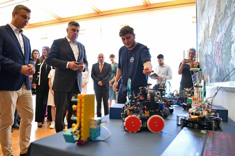 Kod Milanovića učenici koji su se iskazali na Europskom RoboCup Junior natjecanju