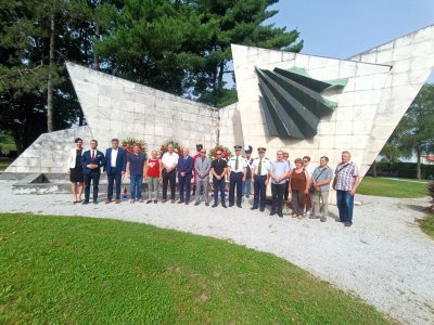 FOTO Povodom Dana antifašističke borbe položeni vijenci i upaljene svijeće u spomen na poginule i preminule antifašiste