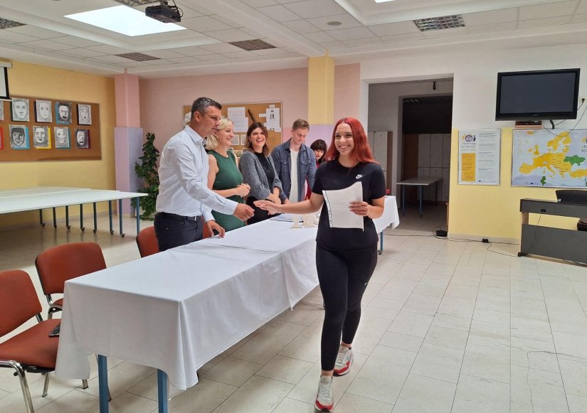 FOTO Osmaši Osnovne škole Petrijanec primili svoje svjedodžbe, pohvalnice i nagrade
