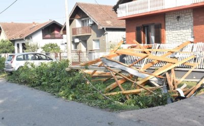 Subotnje nevrijeme zahvatilo više županija, rušilo stabla na kolnik i na obiteljske kuće