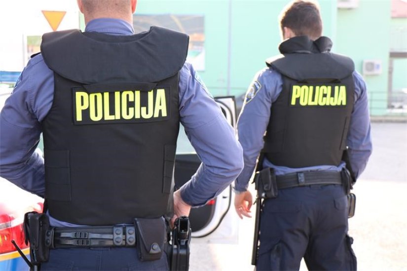 Glasno puštao glazbu pa napao i ogrebao policajca koji ga je priveo