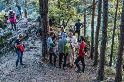 Pohod k Črlenom fratru, čaka vas liker od ljubičice uz zalazak sunca s Vražjeg stolčeka