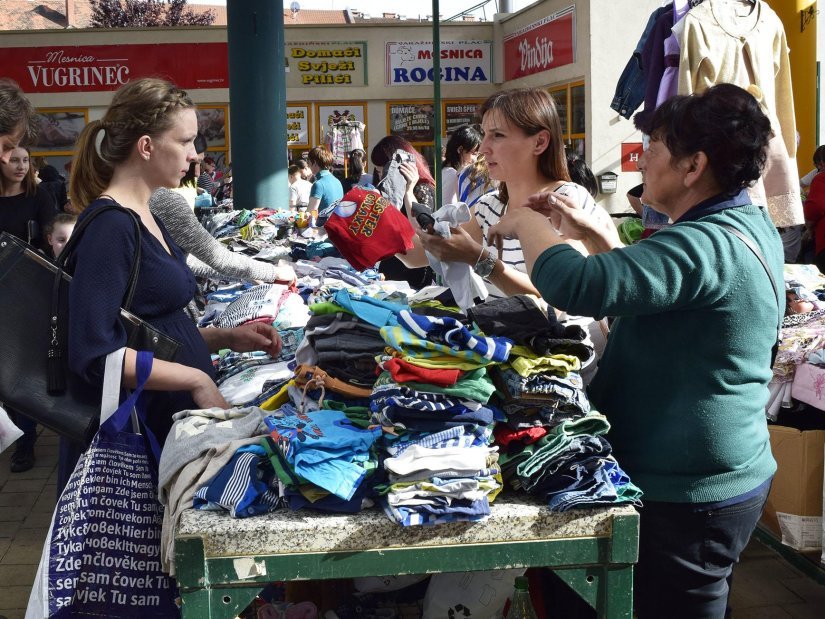 DJEČJI PLAC Dječja rabljena odjeća, obuća i igračke na rasprodaji