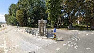 Zabio se u betonsku ogradu kapelice u Vidovcu, a poslije i u dvorišnu ogradu te prometni znak