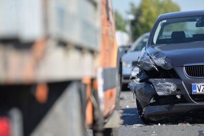 Autom oduzeo prednost u raskrižju pa je na njega naletjelo teretno vozilo