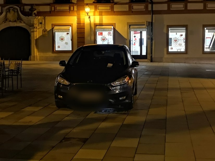 Na varaždinskom Korzu, ispred kafića Ritz, nepropisno parkiran automobil