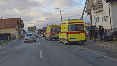 Sudar vozila završio rušenjem betonskog električnog stupa na kuću