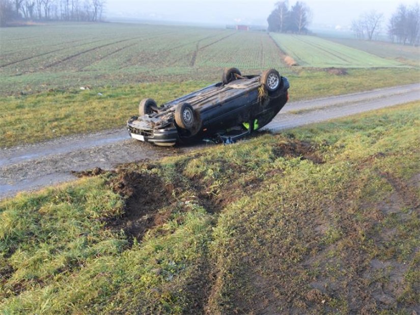Mladi vozač u zavoju izletio automobilom izvan kolnika te završio na krovu