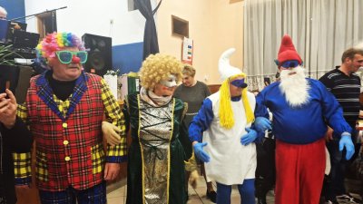 Okupljene nasmijale maškare, među kojima su bili „štrumfovi“ i - „Trump“!