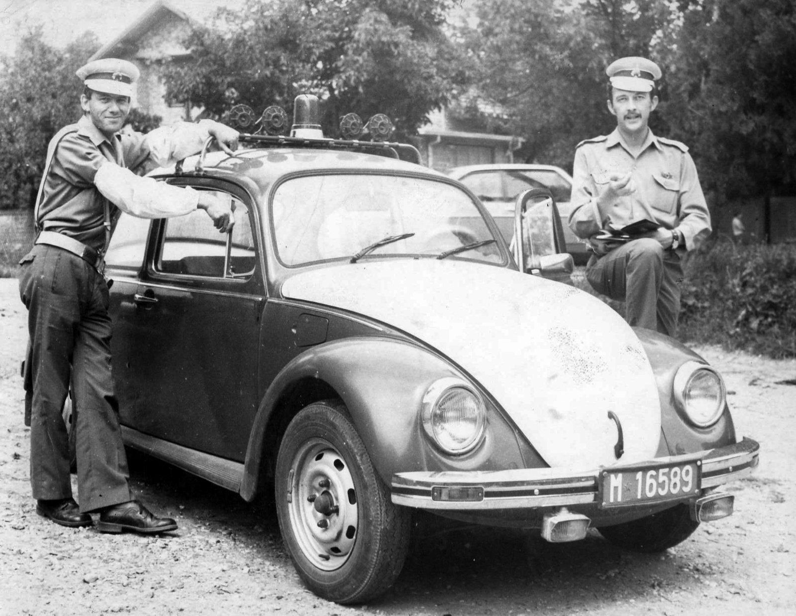Nadzor_prometa_pripadnici_SUP-a_Tasoti_Marijan_-_Cizmek_Borivoj_kolovoz_1977._vl._fotog._Tasoti_Marijan_copy.jpg