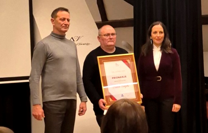 Covjek_kljuc_uspjeha_u_turizmu_2024._-_Drazen_Slunjski_u_drustvu_gradonacelnika_Nevena_Bosilja_i_direktorice_TZ_Grada_Varazdina_Jelene_Toth.jpg