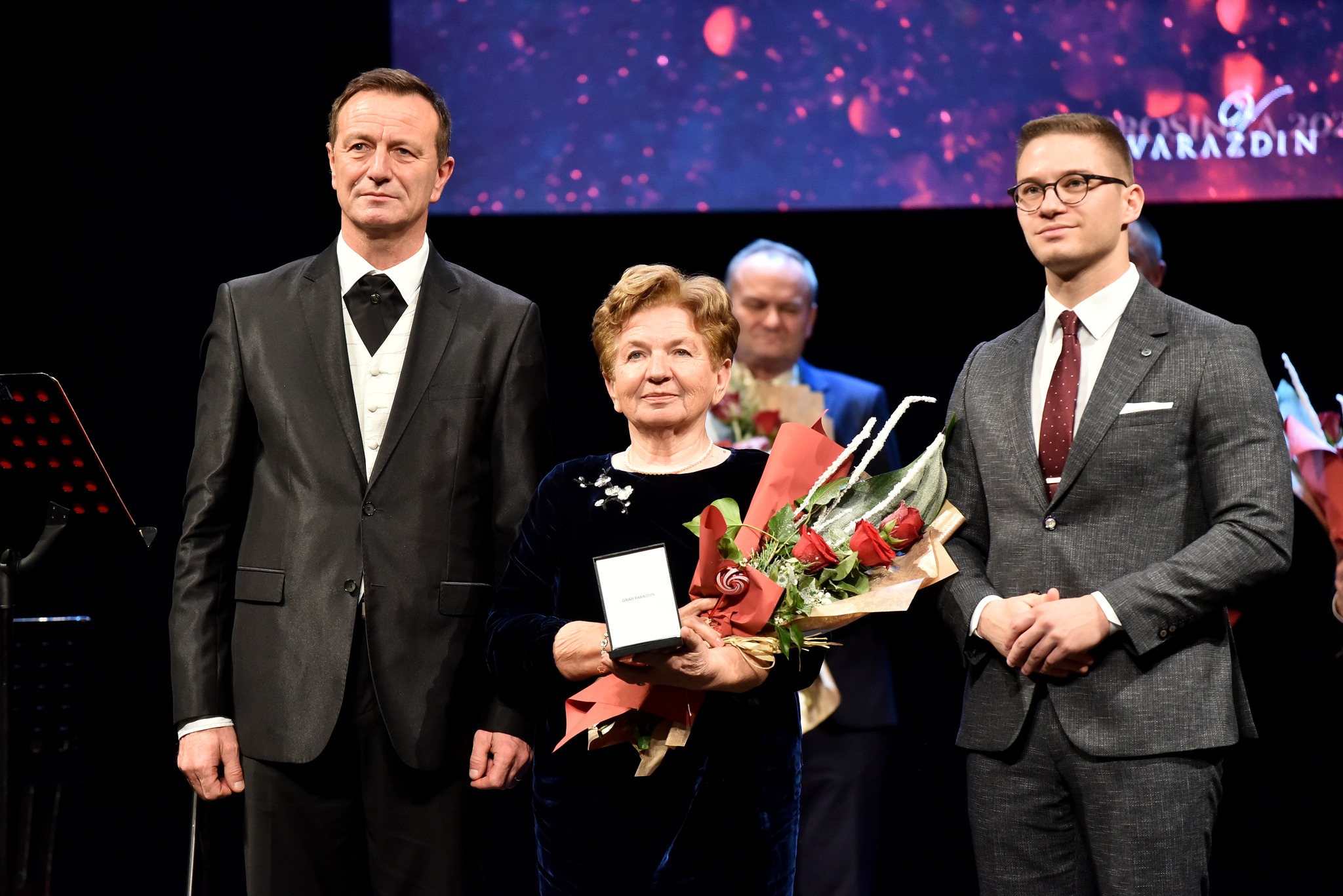 Marija_Fotez_prilikom_dodjele_Medalje_Grada_Varazdina_u_drusvu_gradonacelnika_Nevena_Bosilja_i_predsjednika_Gradskog_vijeca_Lovre_Lukaveckog.jpg